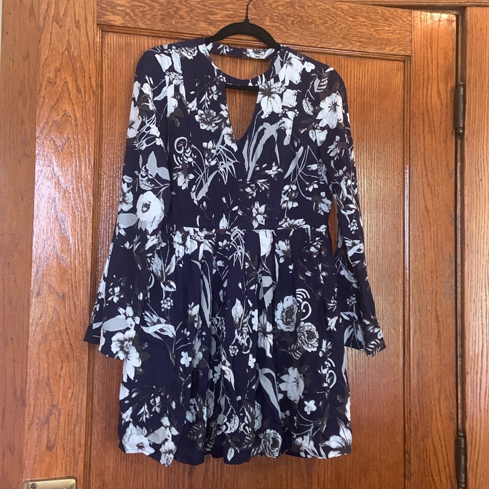 Dress no tags. Lined. Floral. Slight bell at arms. Nice details.